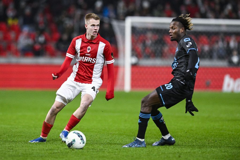 Standard Liege ultras steal Anderlecht tifo ahead of Croky Cup