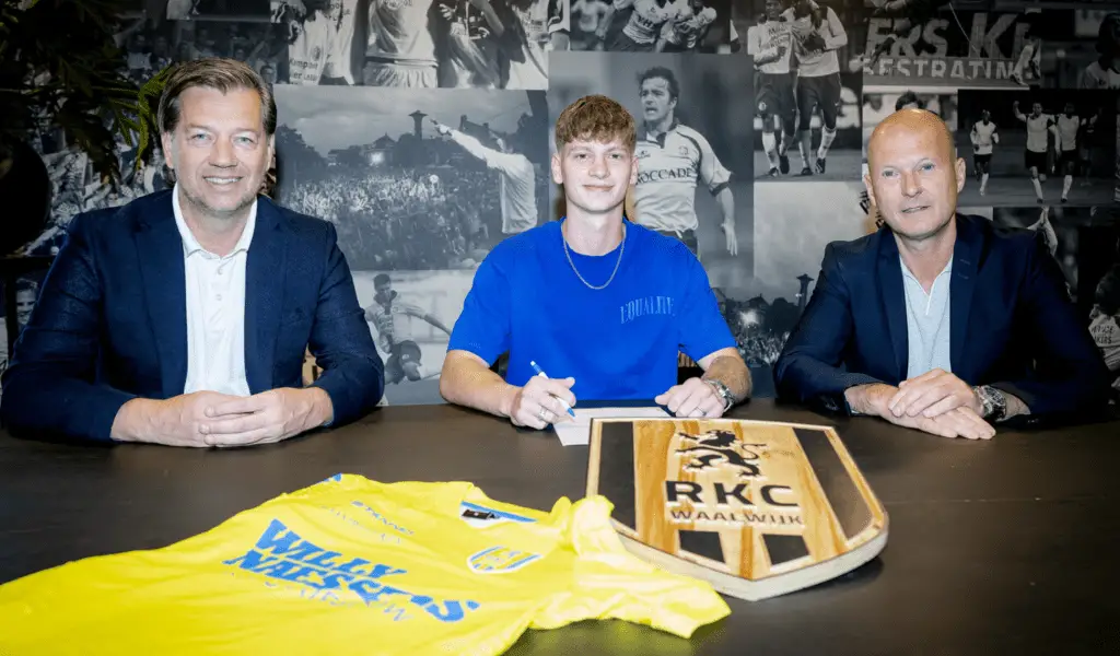 Xander Mulder signs for RKC Waalwijk (image via club media/website)